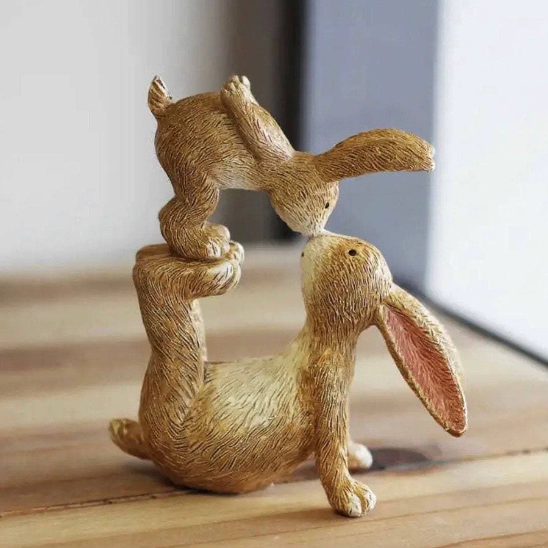 Kiss Rabbit Statue Representin - огляд і ціна Home Office Representative